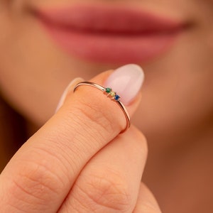 Anillo de piedra de nacimiento delicado, anillos de piedra de nacimiento familiar, regalo personalizado para un amigo, joyería de piedra de nacimiento, regalo de Navidad, anillo de 2,3,4,5 piedras imagen 2