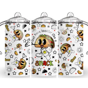 Puede incluir: Botella de agua reutilizable blanca con un diseño de taco de dibujos animados negro y amarillo. El taco tiene una cara y sostiene una taza. El texto en la botella dice "Out here lookin' like a snack".