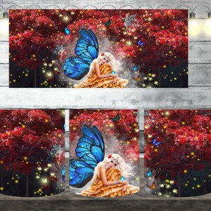 Puede incluir: Taza de cerámica blanca con un diseño de fantasía. Representa un hada con alas de mariposa azules en un bosque con follaje rojo. El diseño incluye mariposas y luces brillantes, creando una atmósfera caprichosa.