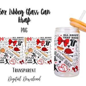 Pode incluir: Uma embalagem de lata de vidro Libbey transparente de 473 ml com tema de beisebol. O design inclui bastões, luvas, chapéus e o texto "All About That Base" e "Game Day". A lata tem uma palhinha e uma tampa.