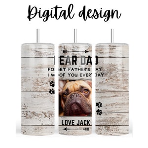 Könnte beinhalten: Ein weißer Becher mit Holzmaserung und einem Schwarzweißfoto eines französischen Bulldoggen. Der Text "EAR DAD" ist in Schwarz auf dem Becher geschrieben. Der Text "FORGET FATHER'S DAY I WANT TO BE WITH YOU EVERY DAY" ist in Schwarz auf dem Becher geschrieben. Der Text "LOVE JACK" ist in Schwarz auf dem Becher geschrieben.