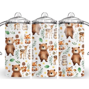 Könnte beinhalten: Drei durchsichtige Plastikbecher mit Henkeln. Jeder Becher hat ein anderes Waldtier-Motiv. Die Motive beinhalten Bären, Füchse, Hirsche, Eichhörnchen und Otter. Der Hintergrund ist weiß mit grünen Blättern und gelben Sternen.