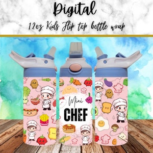 Op de afbeelding: Drie 350 ml kinderflip-top waterflessen met een roze achtergrond en een cartoon-kokontwerp. De flessen hebben een blauwe dop en een rietje. Het ontwerp toont een kok met een witte hoed en verschillende voedingsmiddelen, waaronder een hamburger, hotdog, pizza en frietjes. De tekst "Mini Chef" staat op de middelste fles.
