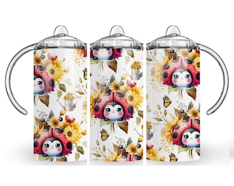 Peut inclure: Trois gobelets en acier inoxydable avec un fond blanc et un motif répété de coccinelles, de tournesols et de papillons. Les gobelets ont des couvercles transparents et une poignée.