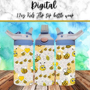 Puede incluir: Un diseño digital para una envoltura de botella de tapa abatible para niños de 350 ml con un patrón de abejas de dibujos animados y panales en un fondo gris claro.