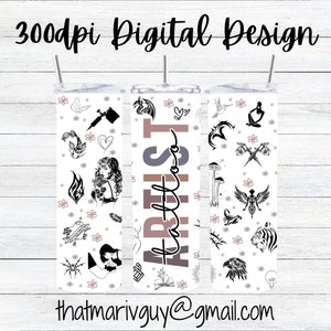 Puede incluir: Tres dise&ntilde;os de vasos blancos con ilustraciones negras y grises con tem&aacute;tica de tatuajes. Los dise&ntilde;os incluyen un colibr&iacute;, un escorpi&oacute;n, un tigre, un drag&oacute;n, un coraz&oacute;n, una pluma, una flor, un hongo, un p&aacute;jaro, una m&aacute;quina de tatuar y las palabras "Artist Tattoo".