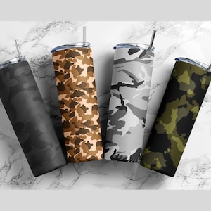 Puede incluir: Cuatro vasos de acero inoxidable con diferentes patrones de camuflaje. Los vasos son todos del mismo tamaño y forma, y tienen tapas y pajitas. Los patrones son negro y gris, marrón y beige, verde y negro, y gris y blanco.