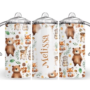 Könnte beinhalten: Ein weißer Edelstahlbecher mit einem durchsichtigen Deckel und Griff. Der Becher zeigt einen Aufdruck mit Waldtieren wie Bären, Füchsen, Rehen und Eichhörnchen. Der Name "Melissa" ist auf den Becher gedruckt.