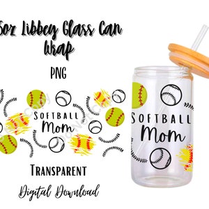 Könnte beinhalten: Ein transparenter 473 ml Glas-Dosen-Überzug mit einem Softball-Design und dem Text "Softball Mom". Der Überzug ist für die Verwendung auf einer Glasdose mit einem Strohhalm konzipiert.
