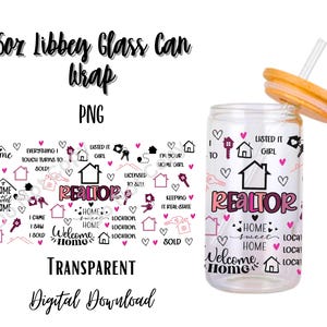 Puede incluir: Un vaso Libbey transparente de 473 ml con un envoltorio con gráficos temáticos de bienes raíces. El diseño incluye casas, llaves, corazones y la palabra "REALTOR" en rosa y negro. El vaso tiene una pajita y una tapa naranja claro.
