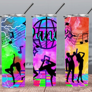 Puede incluir: Tres vasos de acero inoxidable con fondos de acuarela coloridos y siluetas de bailarines. Los vasos presentan notas musicales, rayos y la palabra "Dance".