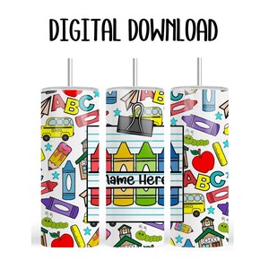 Può includere: Tre bicchieri bianchi con un design a tema scolastico. Il design include pastelli colorati, autobus scolastici, matite e il testo "ABC". Un bicchiere ha uno spazio per un nome. Le parole "DOWNLOAD DIGITALE" sono in alto.