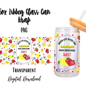 Puede incluir: Una envoltura para lata de vidrio transparente de 473 ml con un diseño de limón y fresa. La envoltura presenta el texto "Cuando la vida te da limones, haz algo dulce".