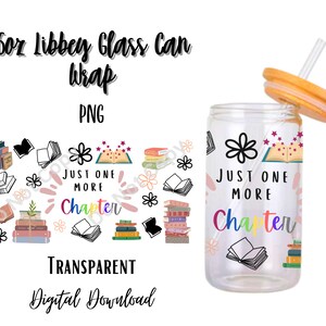 Puede incluir: Un envoltorio para lata de vidrio transparente de 473 ml con un diseño que presenta una pila de libros, una flor, estrellas y el texto "Just One More Chapter".