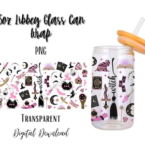 Op de afbeelding: Een 473 ml glazen blikverpakking met een heksenthema. Het ontwerp heeft een zwart en roze kleurenschema met een verscheidenheid aan heksenachtige symbolen, waaronder een bezem, een ketel, een hoed en een boek. De tekst "witch" staat verticaal op de blikverpakking.