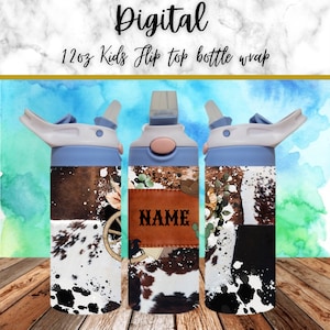 Puede incluir: Un diseño digital para una envoltura de botella de tapa abatible para niños de 350 ml. El diseño presenta un patrón de piel de vaca marrón y blanco con un parche de cuero marrón que dice "NAME" y un sombrero de vaquero. El diseño también incluye una rueda de carro y acentos florales.