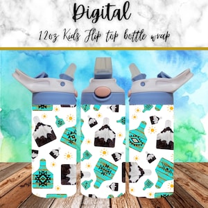 Puede incluir: Un diseño digital para una envoltura de botella de tapa abatible para niños de 350 ml. El diseño presenta un fondo blanco con un patrón repetitivo de etiquetas de vaca de madera turquesa y marrón, parches de piel de vaca en blanco y negro y soles amarillos.