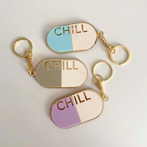 Chill Pill Schlüsselanhänger, eklektischer Schlüsselanhänger, Schlüsselanhänger, Gag Geschenk Schlüsselanhänger, individueller Schlüsselanhänger, bunter Schlüsselanhänger, einzigartige Schlüsselanhänger