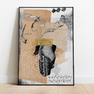 Puede incluir: Impresión artística abstracta enmarcada en negro. La obra presenta un collage de texturas, incluyendo papel, malla y cinta adhesiva, con escritura urdu y una imagen en blanco y negro. La paleta de colores incluye beige, negro y dorado.