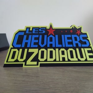Unterschreibt das alte Logo der Ritter des Tierkreises CDZ, um das Nostalgie-Anzeigeschild des Clubs Dorothée anzuzeigen