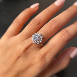 Anello con diamanti rotondi e floreali, anello di fidanzamento con alone a grappolo, anello con diamanti creati in laboratorio, anello fatto a mano in oro 14k di ispirazione vintage per lei