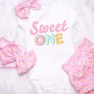 Pink Sprinkles Bummies and Bow for Baby girls, Sweet One Birthday Shirtt, Two Sweet Cake smash Skirt, Preemie Newborn