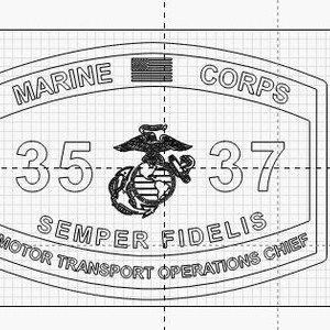 Op de afbeelding: Een zwart-wit afbeelding van een Marine Corps-embleem. Het embleem bevat de woorden "MARINE CORPS" en "CORPS" bovenaan, met de nummers "35" en "37" in het midden. De woorden "SEMPER FIDELIS" en "MOTOR TRANSPORT OPERATIONS CHIEF" zijn ook opgenomen.