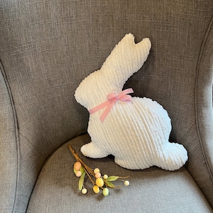 Coussin lapin, lapin chenille blanc, décoration lapin pour chambre d'enfant, décoration Pâques