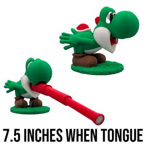 Puede incluir: Figura verde de Yoshi con la lengua roja extendida, que mide 19 cm. La figura mide 7,2 cm de alto. La figura tiene vientre blanco, zapatos marrones y caparaz&oacute;n rojo. El texto en la imagen dice "2.83 INCHES" y "7.5 INCHES WHEN TONGUE EXTENDED".