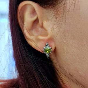 Forntida själ, modern gnistra, handgjorda örhängen i 925 sterlingsilver med gröna Swarovski-kristaller, en symbol för tidlös elegans. Gåva E07