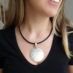 Antikt stort runt silverhänge, enkelt halsband med bokstäver, runda gör-det-själv-halsbandstillbehör, stort cirkelhänge, brutalistisk design, PB2041