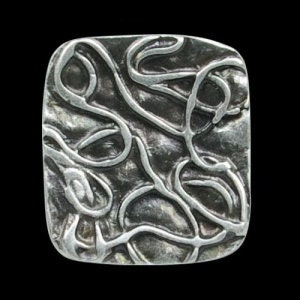 Könnte beinhalten: Ein quadratischer Anhänger aus Silber mit einem abstrakten Design aus wirbelnden Linien.