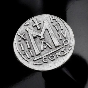 Anillo con símbolo antiguo, anillo con moneda antigua, anillo histórico, anillo con moneda de plata, anillo de plata redondo, anillo de diseño único, anillo con letra antigua, RB206