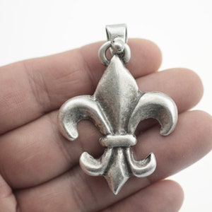 Colgante Fleur De Lys, Colgante Fleur De Lis, Joyería Fleur De Lys, Accesorio Fleur De Lys, Colgante de símbolo antiguo, Colgante portador de suerte, PB66