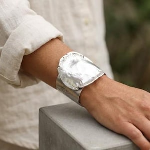Bracelet manchette asymétrique brutaliste, gros bracelet jonc en argent, bijoux modernistes, large bracelet manchette ouverte, cadeau de Noël, B42