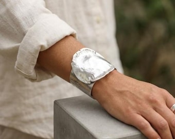 Brutalistische asymmetrische manchetarmband, zilveren statement dikke armband, modernistische sieraden, wijd open manchet brede armband, kerstcadeau, B42