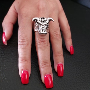 Anillo de toro de plata, anillo de los Chicago Bulls, anillo de Tauro, anillo de cuerno de toro, anillo de animal de plata, anillo de cabeza de toro grande, anillo de toro ajustable, RB416
