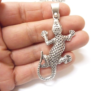 Gecko Pendant, Wild Animal Pendant, Lizard Pendant, Gecko Accessory, Gecko Jewelry, Lizard Necklace, Animal Pendant, Animal Jewelry, PB69