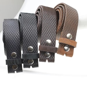 以下が含まれることがあります： テクスチャパターンが付いた革製のベルトが3本。ベルトの色は茶色、黒、ベージュ。各ベルトには銀色の金属製のバックルが付いています。