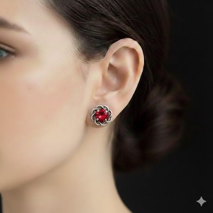 ルビーレッドスワロフスキー8mmシルバースタッドピアス、クールで快適な、デイリーウェアシルバーピアス（ヤング）、フラワーパターンシルバーピアス、