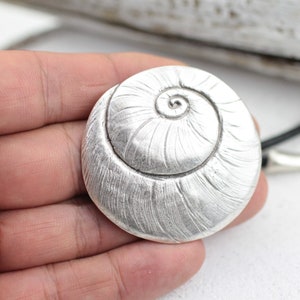 Colgante de concha de mar en espiral, suministros para collares redondos en espiral, material de joyería, colgante unisex, colgante plateado, colgante náutico, PB120
