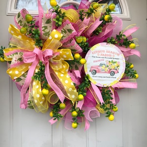 Corona rosa y amarilla con un camión de cítricos que vende limones. Perfecto para la puerta de su campo, rancho, granja o cabaña. Decoración primavera-verano