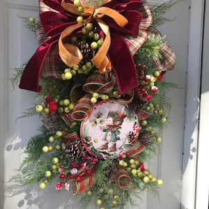 Weihnachten/Winter immergrüne Tür Feiertags Swag. Immergrünes Natur-Motiv mit verschiedenen Grüntönen und Beeren. Waldwichtel und Kardinäle. Geschenkidee