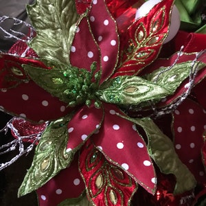 Kerstkrans, kerstdeurkrans, kerstversiering om je vakantiegasten welkom te heten in je stijlvolle huis. Een beetje gek met edelstenen.
