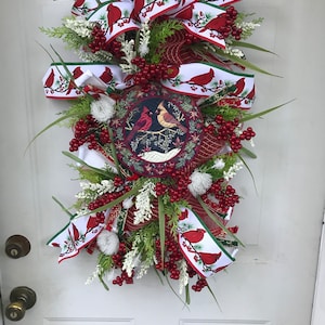 Cardinal Swag Türdekoration für Winter und Weihnachten. Geschenk für Land / Bauernhof / zeitgenössisches Zuhause für die Winterferien.