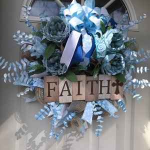 Puerta de entrada de fe Corona de Pascua, Primavera o Todos los días. Tonos de peonías azules y eucalipto con un signo de FE en letra mayúscula. Regalo religioso