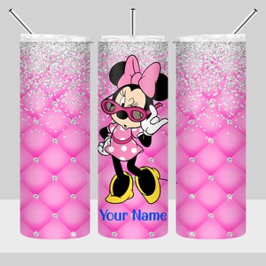 Puede incluir: Un vaso de glitter rosa y plateado con una imagen de dibujos animados de Minnie Mouse con gafas de sol y un vestido rosa. El vaso tiene un dise&ntilde;o acolchado con detalles de glitter plateado. El texto "Your Name" est&aacute; impreso en el vaso.