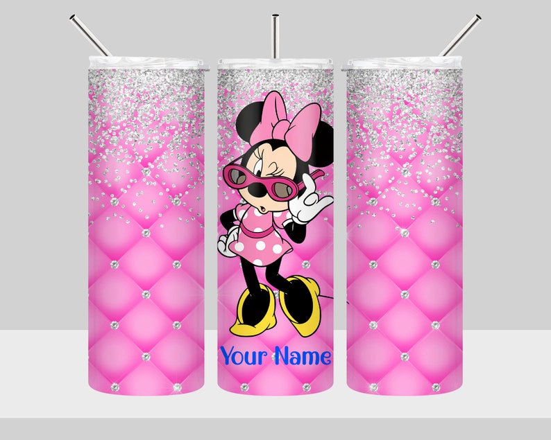 Puede incluir: Un vaso de glitter rosa y plateado con una imagen de dibujos animados de Minnie Mouse con gafas de sol y un vestido rosa. El vaso tiene un dise&ntilde;o acolchado con detalles de glitter plateado. El texto "Your Name" est&aacute; impreso en el vaso.