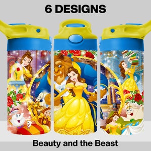 Può includere: Sei diversi design di bottiglie d'acqua riutilizzabili con personaggi del film Disney La Bella e la Bestia. Le bottiglie sono blu e gialle con un tappo a cannuccia. I design includono Belle, la Bestia e altri personaggi del film.