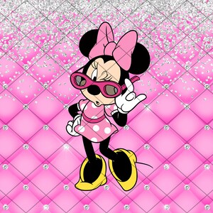Puede incluir: Una ilustraci&oacute;n de dibujos animados de Minnie Mouse con gafas de sol rosas y un vestido de lunares rosa y blanco. El fondo es un patr&oacute;n de purpurina rosa y plateado.